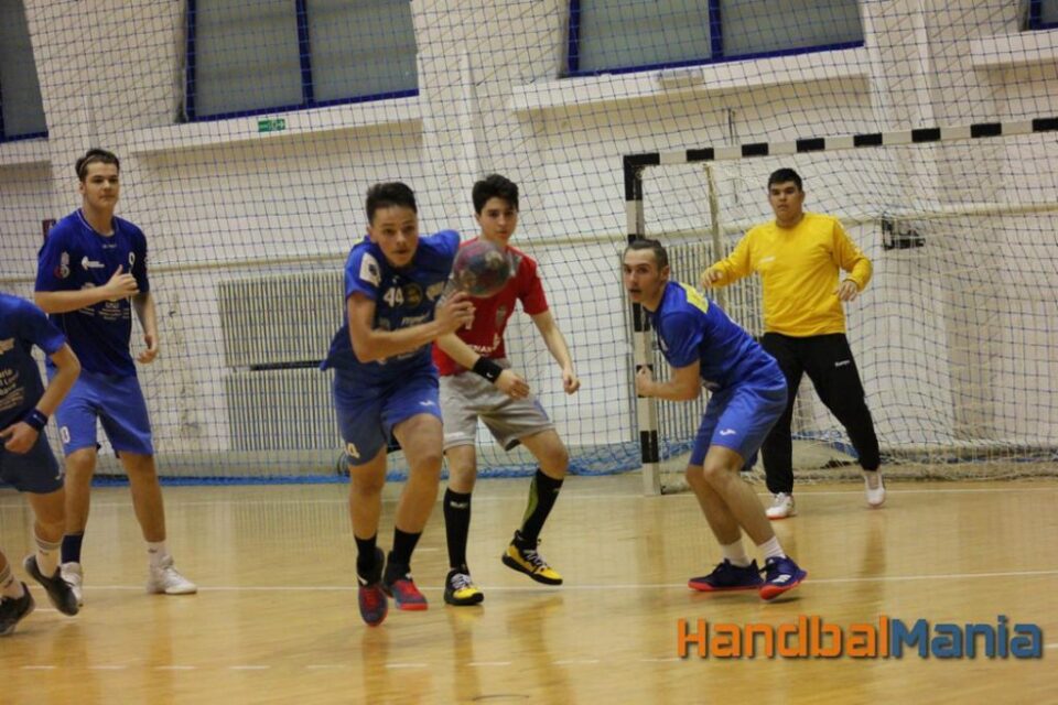 Gabriel TODERAȘCU Daniel Stanciuc, în centrul imaginii, este unul dintre cei mai talentați tineri jucători din România. Foto Handbalmania