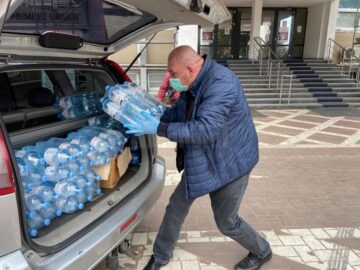 Un fălticenean a donat baxuri cu apă plată și pachete cu biscuiți cadrelor medicale din Suceava și Fălticeni