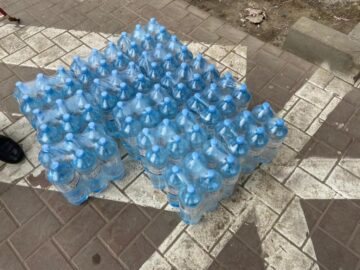 Un fălticenean a donat baxuri cu apă plată și pachete cu biscuiți cadrelor medicale din Suceava și Fălticeni