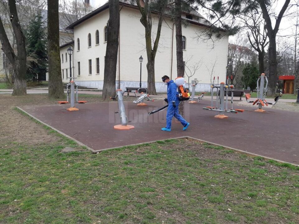 Dezinfecții între blocuri, pe casa scării și aparate de dezinfecție montate la intrări, în municipiul Suceava
