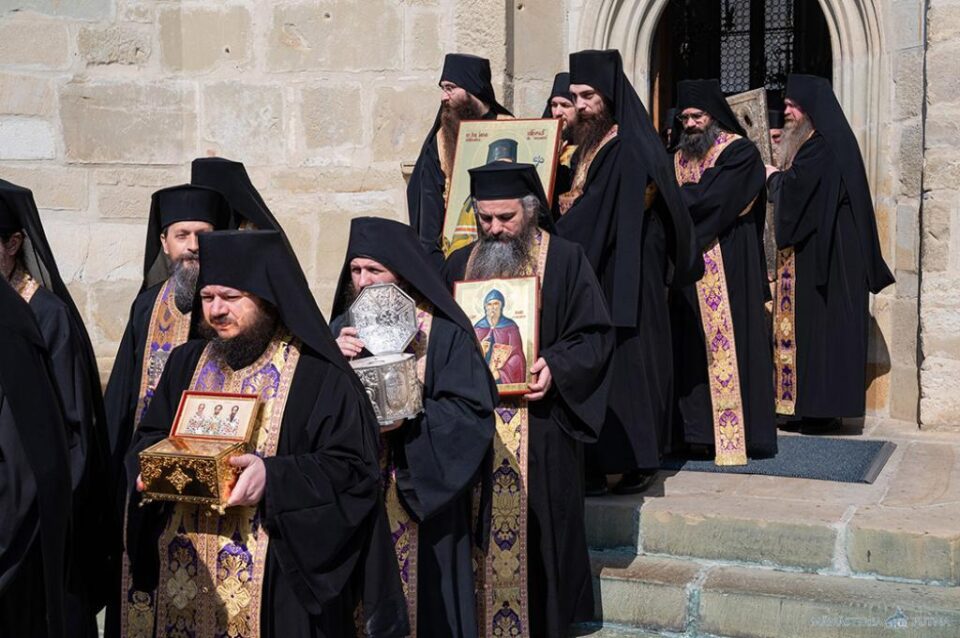 Părinții mănăstirii au purtat în procesiune și racla cu sfintele moaște ale Sfântului Iacob Putneanul și moaște ale altor sfinți. Foto: Mănăstirea Putna