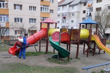 Lucrările de dezinfecție din municipiul Suceava vor fi extinse și printre blocuri, dar și în scările de bloc