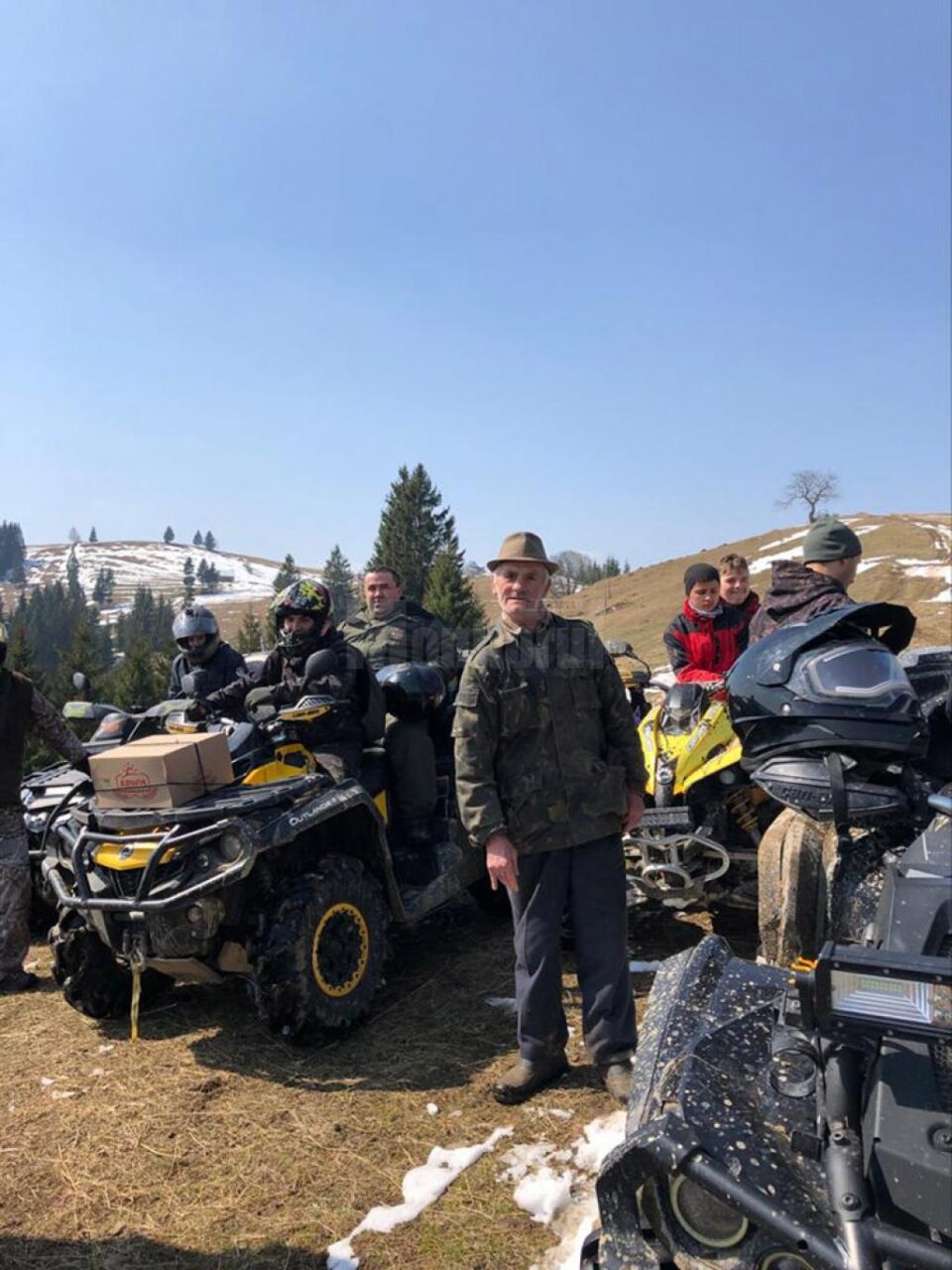 Alimente duse cu ATV-urile la bătrâni care locuiesc în cătune izolate din Brodina