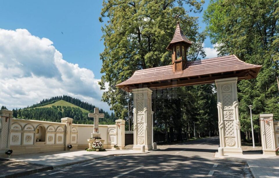 Parastas pentru românii căzuți la Fântâna Albă, miercuri, la Portalul Memorial din Mănăstirea Putna. Sursa foto: Mănăstirea Putna