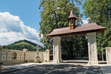 Parastas pentru românii căzuți la Fântâna Albă, miercuri, la Portalul Memorial din Mănăstirea Putna. Sursa foto: Mănăstirea Putna