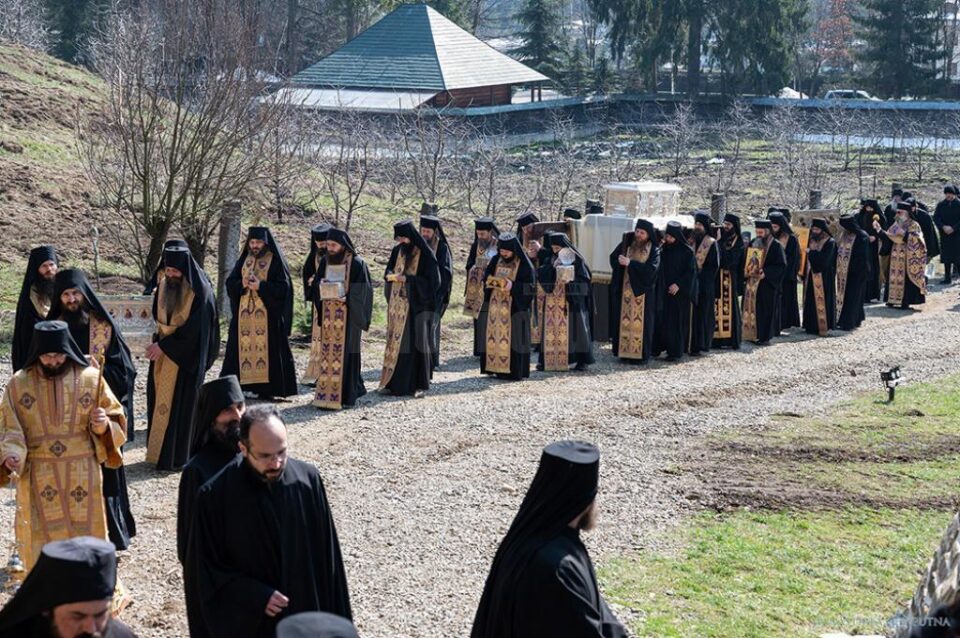 Părinții mănăstirii au purtat în procesiune și racla cu sfintele moaște ale Sfântului Iacob Putneanul și moaște ale altor sfinți. Foto: Mănăstirea Putna