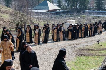 Părinții mănăstirii au purtat în procesiune și racla cu sfintele moaște ale Sfântului Iacob Putneanul și moaște ale altor sfinți. Foto: Mănăstirea Putna