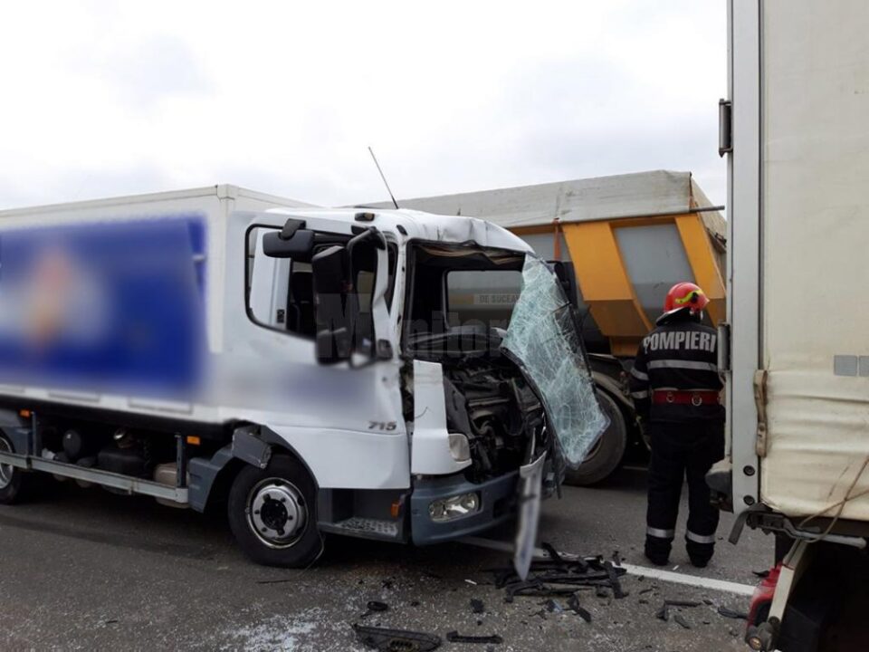 Cabina autoutilitarei s-a ciocnit frontal de spatele remorcii tirului Cabina autoutilitarei s-a ciocnit frontal de spatele remorcii tirului