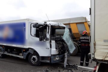 Cabina autoutilitarei s-a ciocnit frontal de spatele remorcii tirului