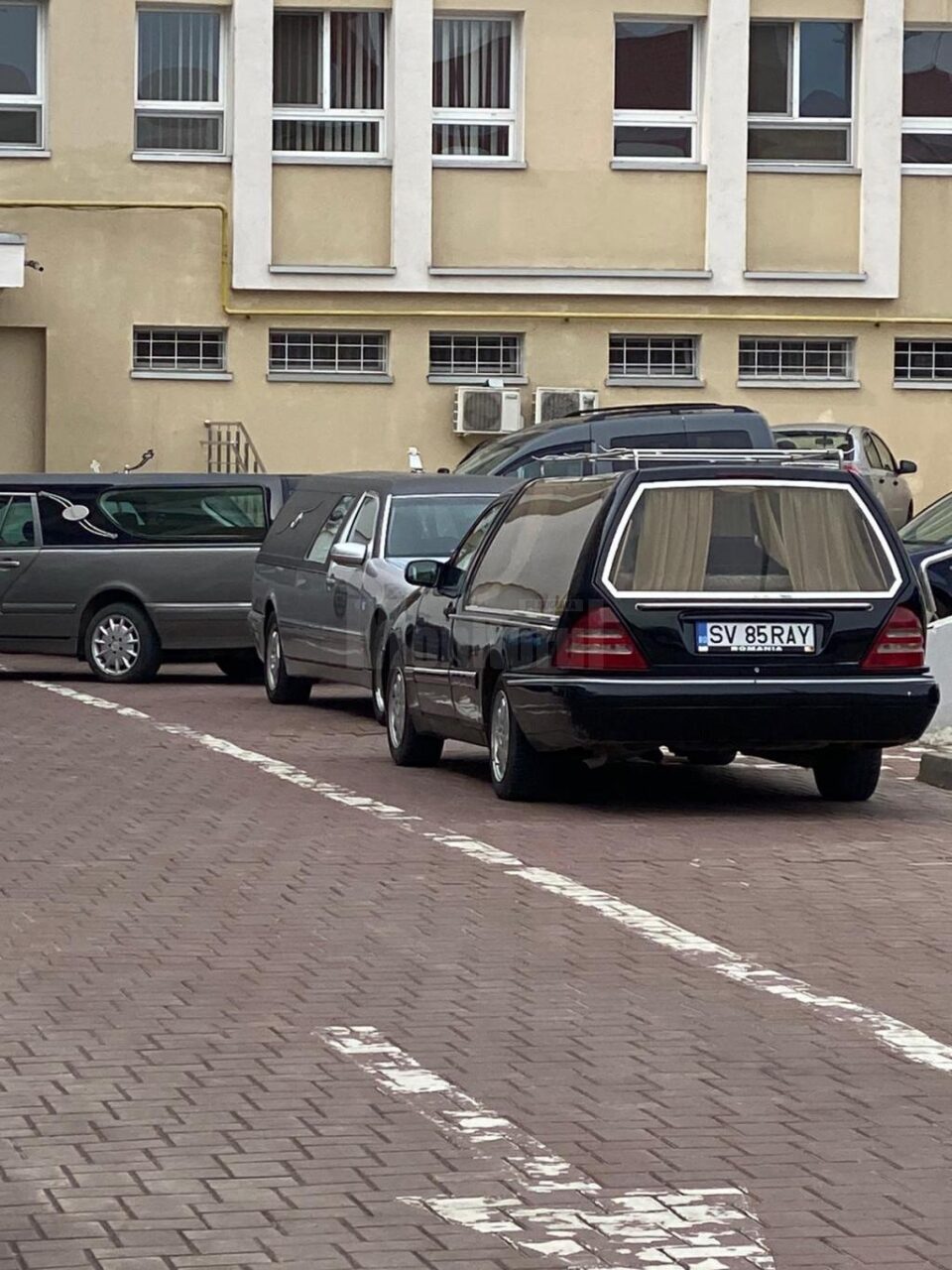 Coada de mașini funerare la morga spitalului din Suceava