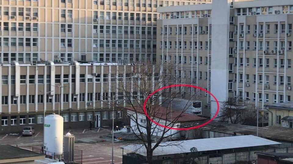 Container frigorific în curtea spitalului