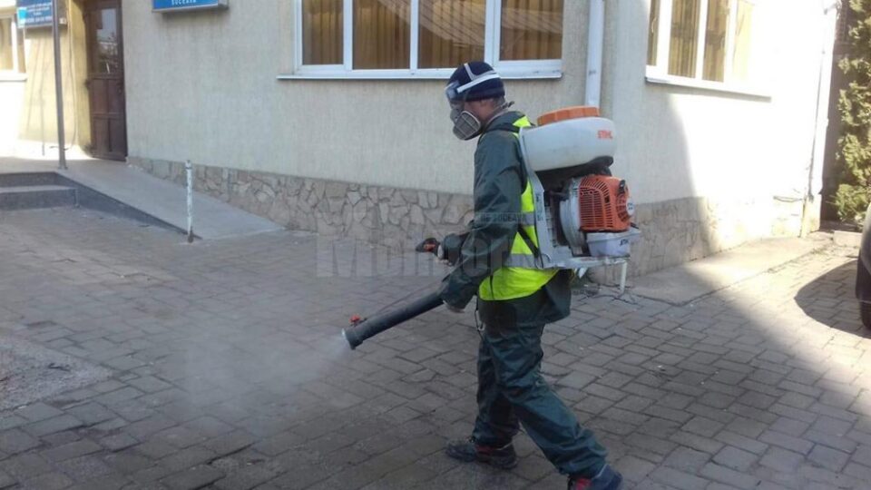 Dezinfecția a aproape 2000 de scări de bloc din Suceava, demarată în paralel, în patru zone