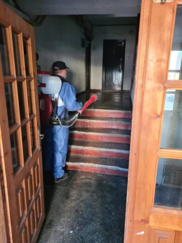 2000 de distribuitoare de dezinfectant au fost cumpărate de Primăria Suceava pentru a fi montate la toate scările de bloc din municipiu, unde se face dezinfecție totală