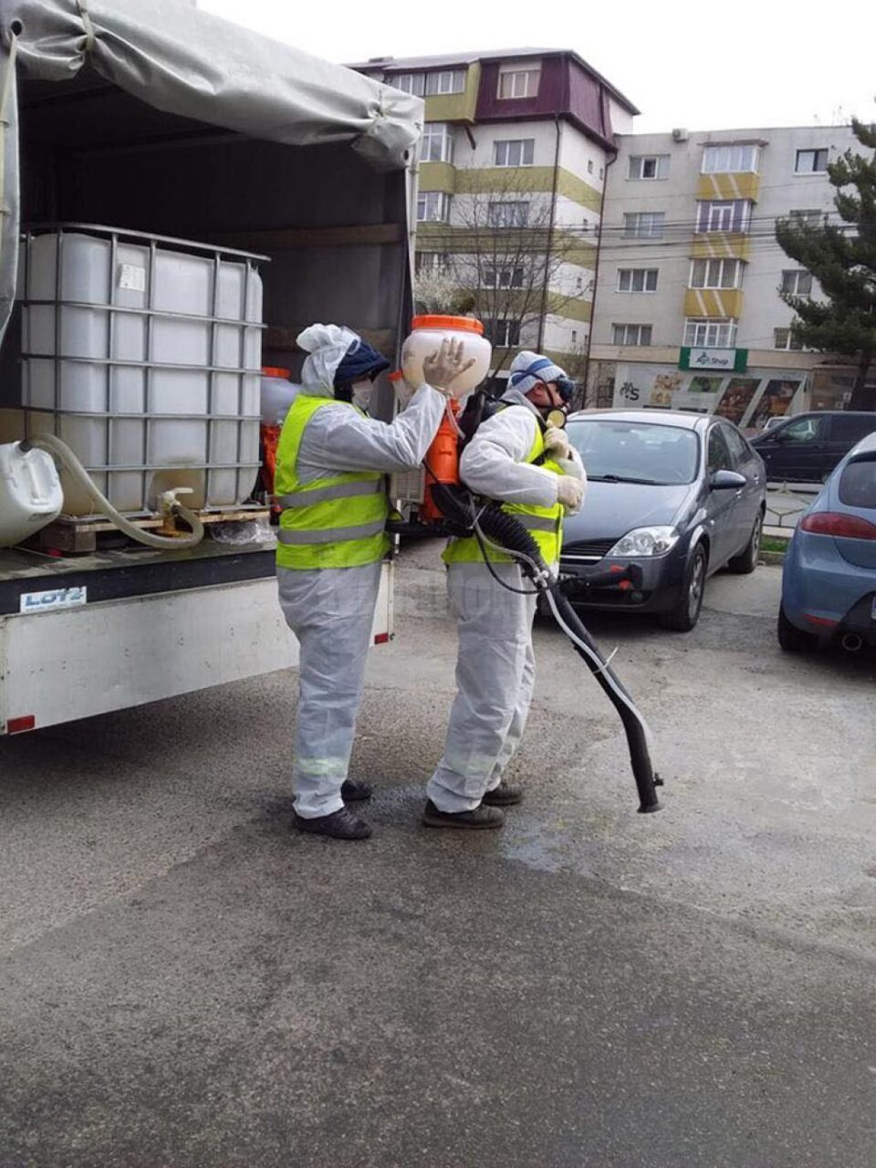 Dezinfecția a aproape 2000 de scări de bloc din Suceava, demarată în paralel, în patru zone