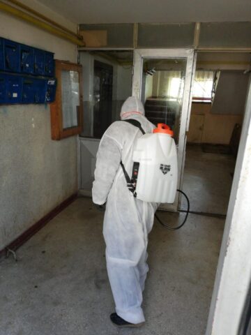 2000 de distribuitoare de dezinfectant au fost cumpărate de Primăria Suceava pentru a fi montate la toate scările de bloc din municipiu, unde se face dezinfecție totală