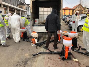2.000 de distribuitoare de dezinfectant au fost cumpărate de Primăria Suceava pentru a fi montate la toate scările de bloc din municipiu, unde se face dezinfecție totală