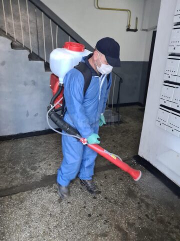2.000 de distribuitoare de dezinfectant au fost cumpărate de Primăria Suceava pentru a fi montate la toate scările de bloc din municipiu, unde se face dezinfecție totală