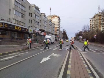 2.000 de distribuitoare de dezinfectant au fost cumpărate de Primăria Suceava pentru a fi montate la toate scările de bloc din municipiu, unde se face dezinfecție totală