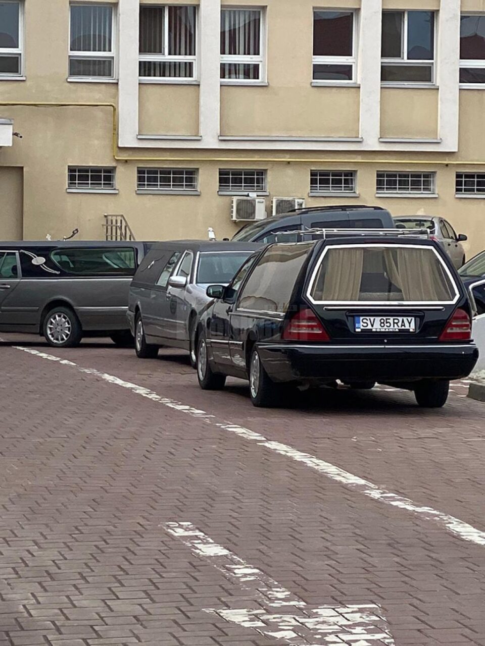 Coada de mașini funerare la morga spitalului din Suceava
