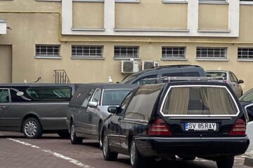 Coada de mașini funerare la morga spitalului din Suceava