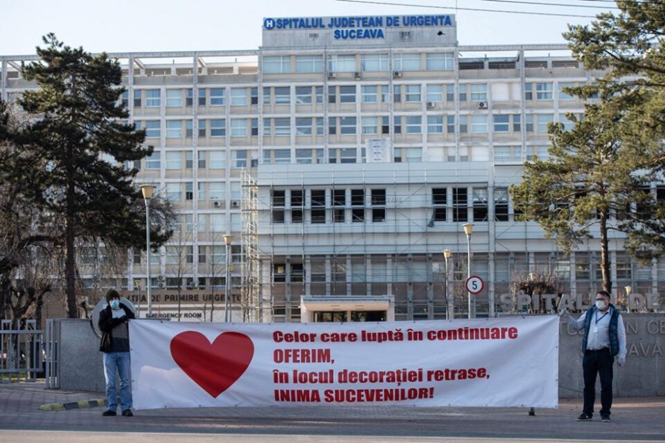 Bannerul cu care au mers cei doi suceveni în fața spitalului
