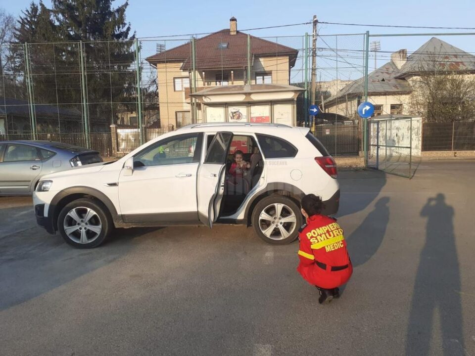 Alina, medic rezident în Iași, stă la o distanță de câțiva metri de mașina soțului ei, care are portiera deschisă, iar pe bancheta din spate se află fetița ei, în vârstă de 3 ani și jumătate