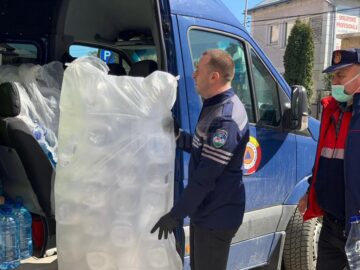 2.000 de distribuitoare de dezinfectant au fost cumpărate de Primăria Suceava pentru a fi montate la toate scările de bloc din municipiu