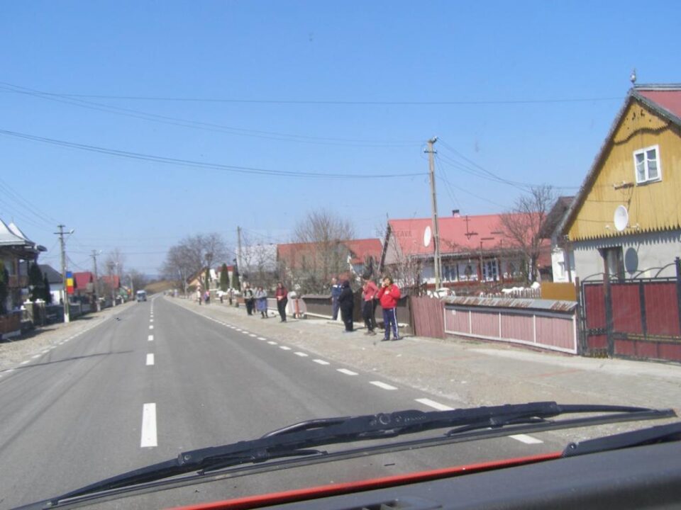 Preoții din Cornu Luncii au stropit cu agheasmă drumurile și spațiile din toată comuna