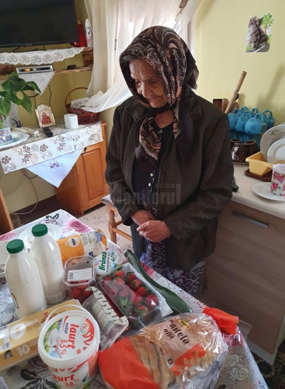 Voluntarii câmpulungeni merg de două ori pe săptămână cu mâncare la bătrânii neajutorați