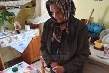 Voluntarii câmpulungeni merg de două ori pe săptămână cu mâncare la bătrânii neajutorați