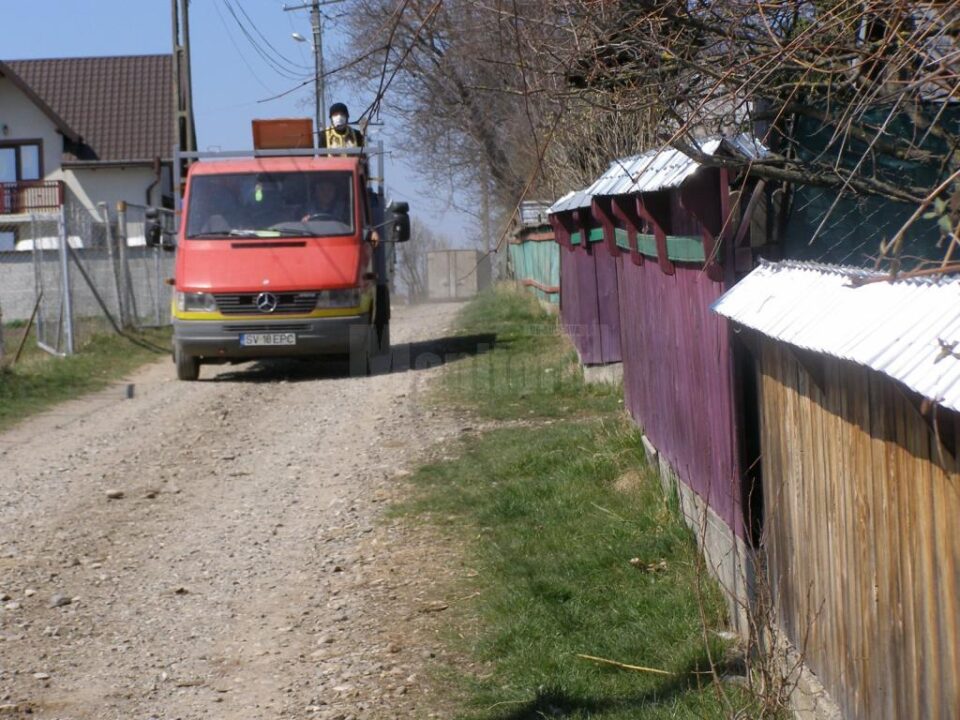 Preoții din Cornu Luncii au stropit cu agheasmă drumurile și spațiile din toată comuna