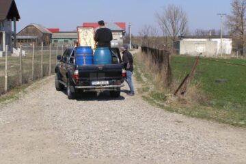 Preoții din Cornu Luncii au stropit cu agheasmă drumurile și spațiile din toată comuna