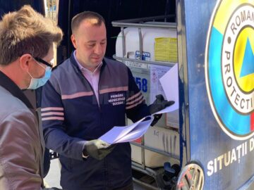 2.000 de distribuitoare de dezinfectant se montează deja în toate scările de bloc din Suceava