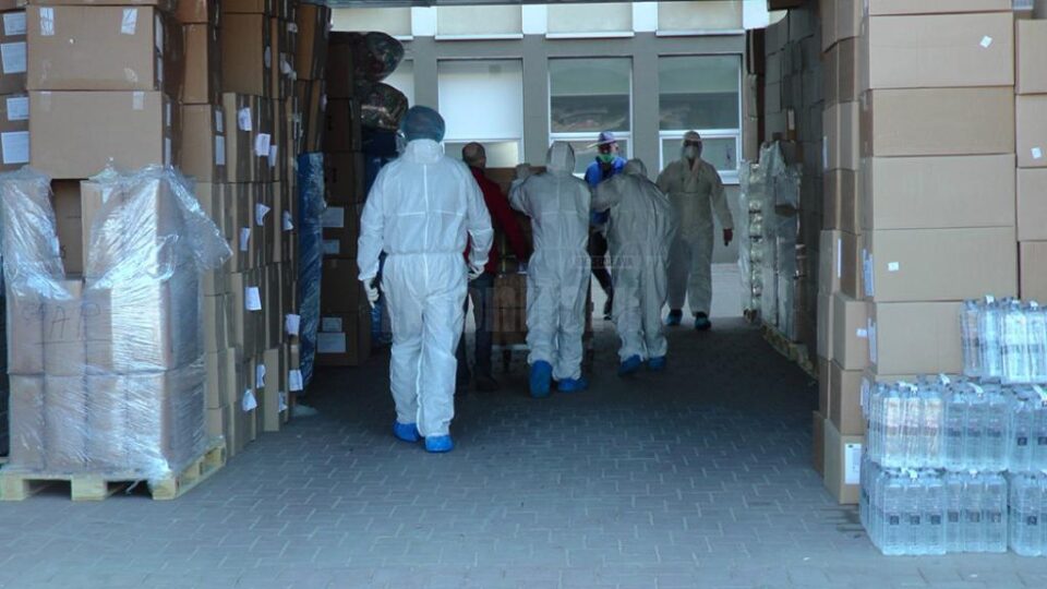 Cele două echipamente principale pentru o linie de testare COVID-19, donate de Arhiepiscopia Sucevei și Rădăuților, au ajuns la Spitalul Județean