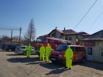 Preoții din Cornu Luncii au stropit cu agheasmă drumurile și spațiile din toată comuna