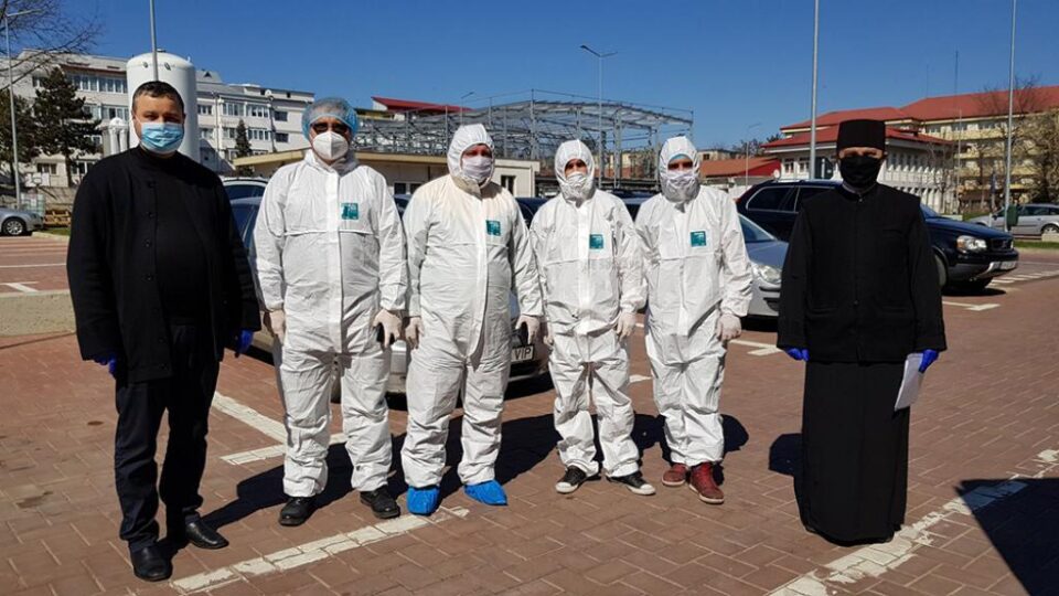 Cele două echipamente principale pentru o linie de testare COVID-19, donate de Arhiepiscopia Sucevei și Rădăuților, au ajuns la Spitalul Județean