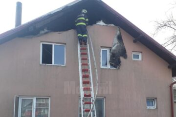Incendiu sâmbătă dimineață la acoperișul unei case din Roșcani