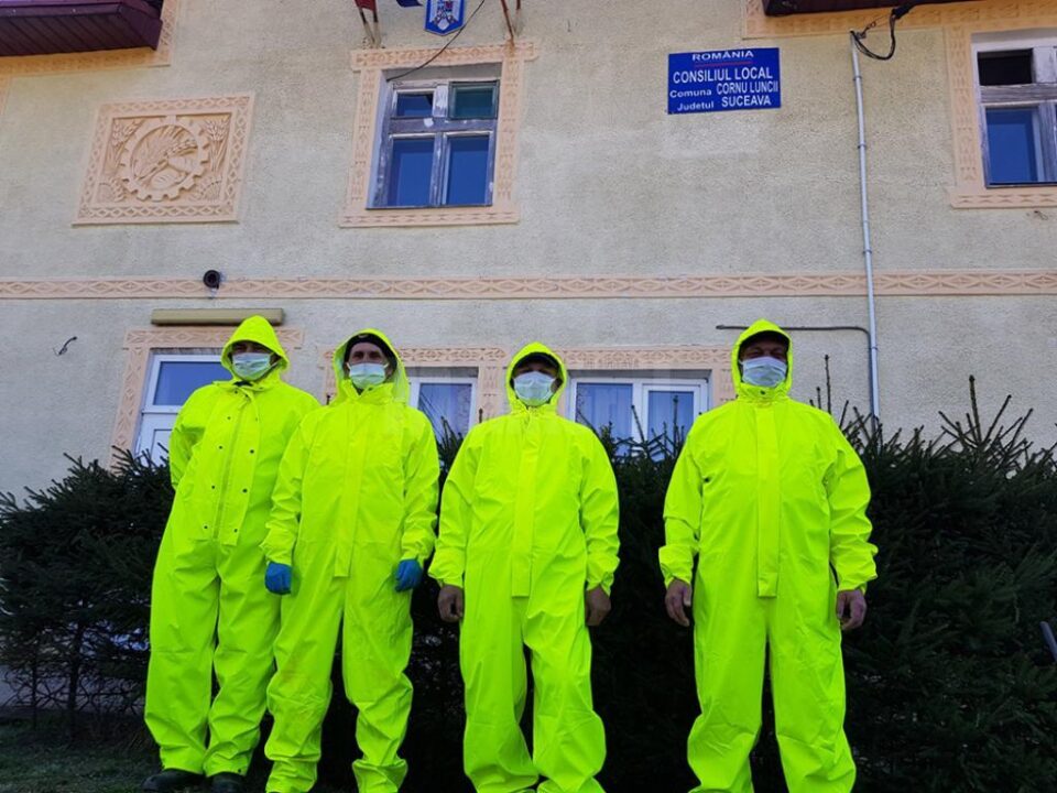 Preoții din Cornu Luncii au stropit cu agheasmă drumurile și spațiile din toată comuna