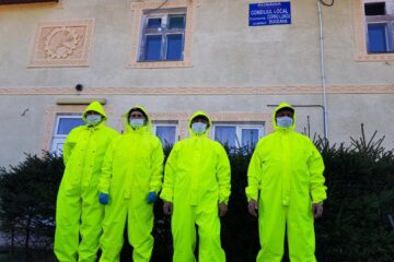 Preoții din Cornu Luncii au stropit cu agheasmă drumurile și spațiile din toată comuna