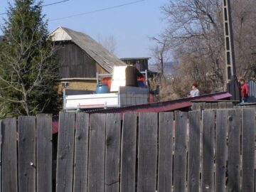 Preoții din Cornu Luncii au stropit cu agheasmă drumurile și spațiile din toată comuna