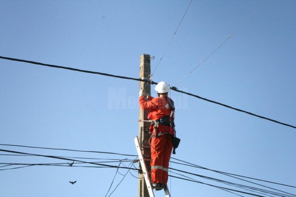 Angajații companiilor de distribuție a energiei electrice și a gazelor naturale, dotați cu măști și mănuși de protecție de unică folosință Angajații companiilor de distribuție a energiei electrice și a gazelor naturale, dotați cu măști și mănuși de protecție de unică folosință