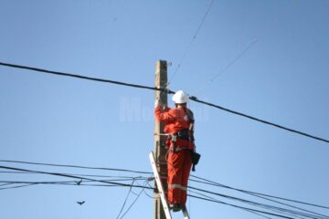 Angajații companiilor de distribuție a energiei electrice și a gazelor naturale, dotați cu măști și mănuși de protecție de unică folosință