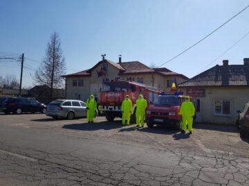 Preoții din Cornu Luncii au stropit cu agheasmă drumurile și spațiile din toată comuna