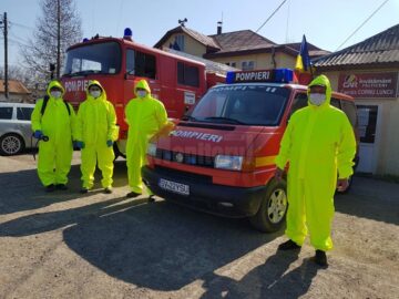 Preoții din Cornu Luncii au stropit cu agheasmă drumurile și spațiile din toată comuna