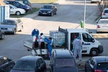 Dezinfecție la blocurile din Obcini. Foto: Ema Motrescu