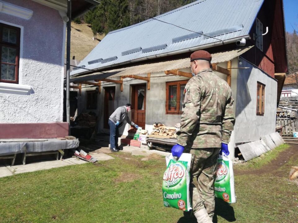 Armata împarte ajutoare FOTO Facebook - Ministerul Apararii Nationale, Romania - www.mapn.ro