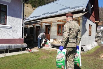 Armata împarte ajutoare FOTO Facebook - Ministerul Apararii Nationale, Romania - www.mapn.ro