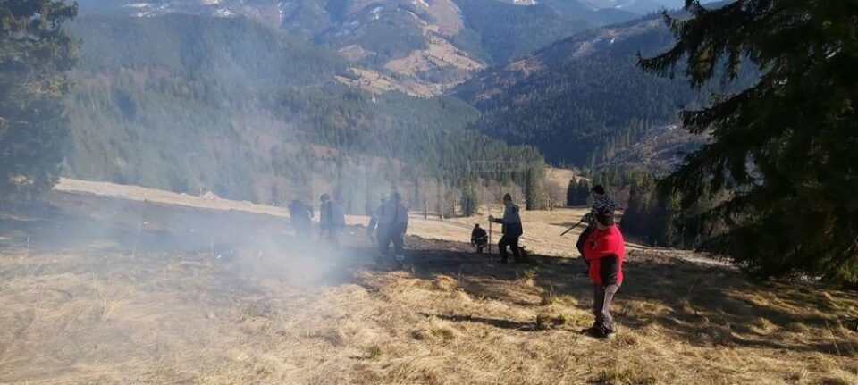 Cinci ore de muncă pentru lichidarea unui incendiu de vegetație uscată, la Crucea