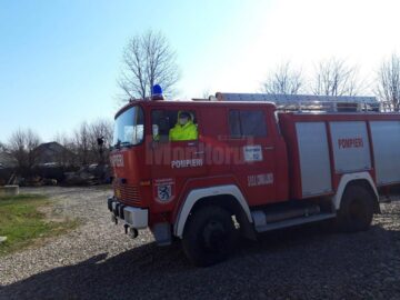 Preoții din Cornu Luncii au stropit cu agheasmă drumurile și spațiile din toată comuna