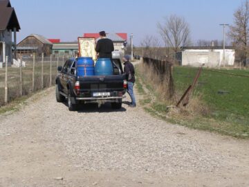 Preoții din Cornu Luncii au stropit cu agheasmă drumurile și spațiile din toată comuna